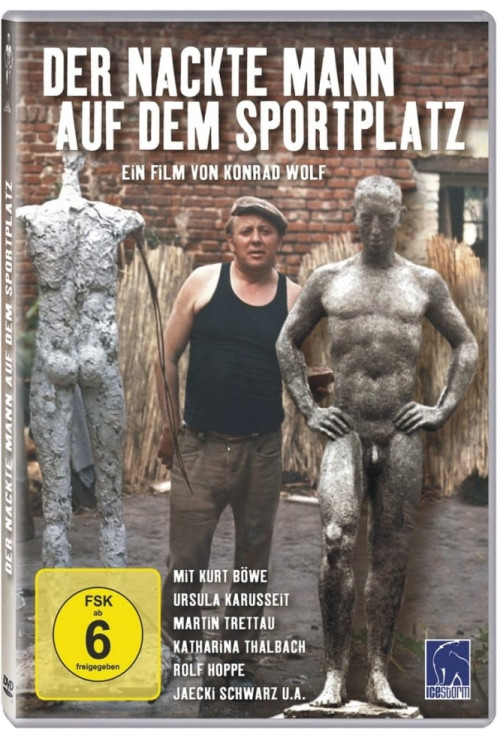 Der nackte Mann auf dem Sportplatz