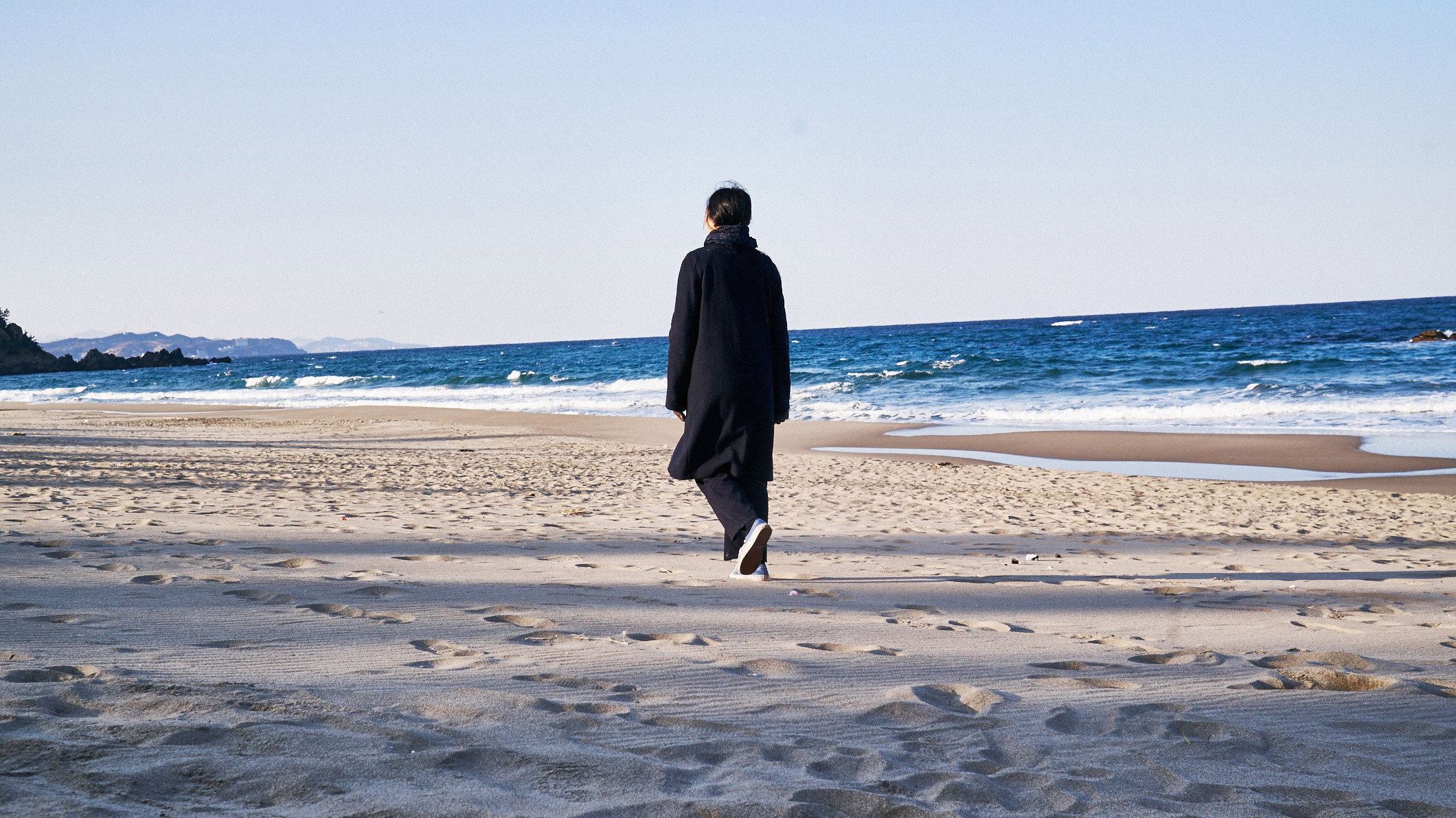 Bamui haebyun-eoseo honja scene photo