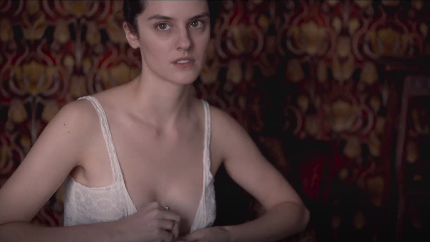 Curiosa scene photo