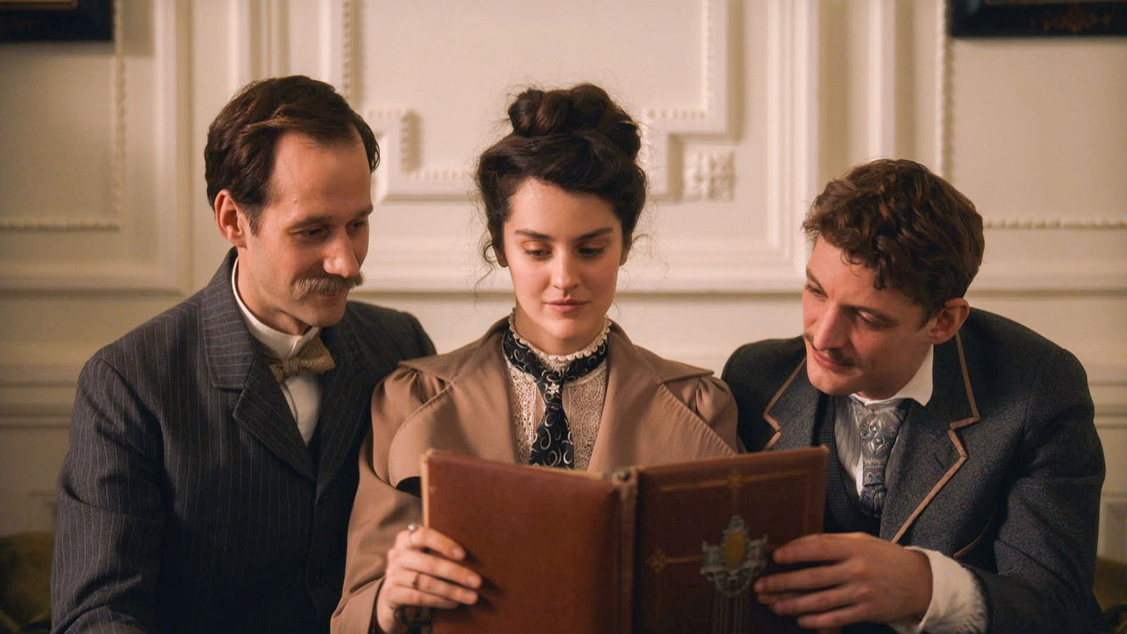 Curiosa scene photo
