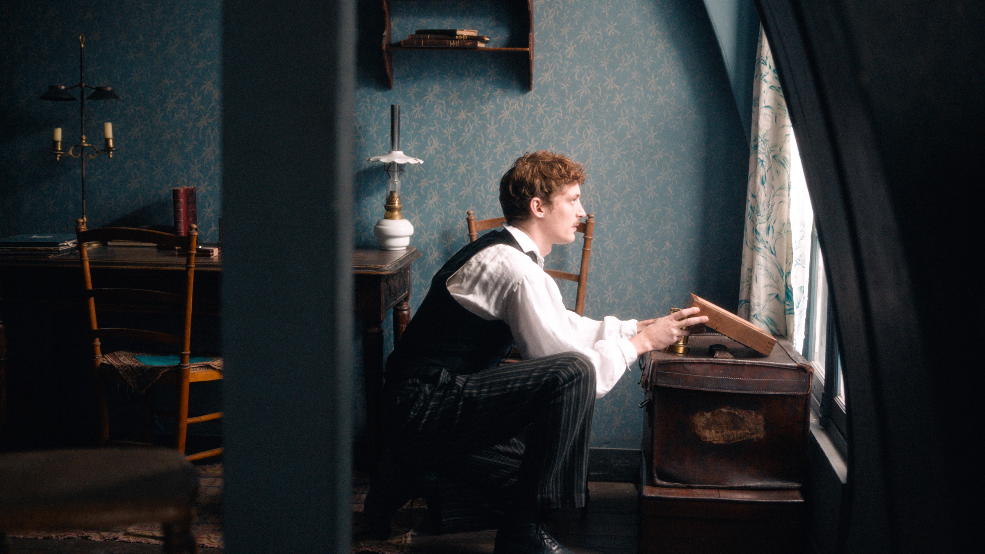 Curiosa scene photo