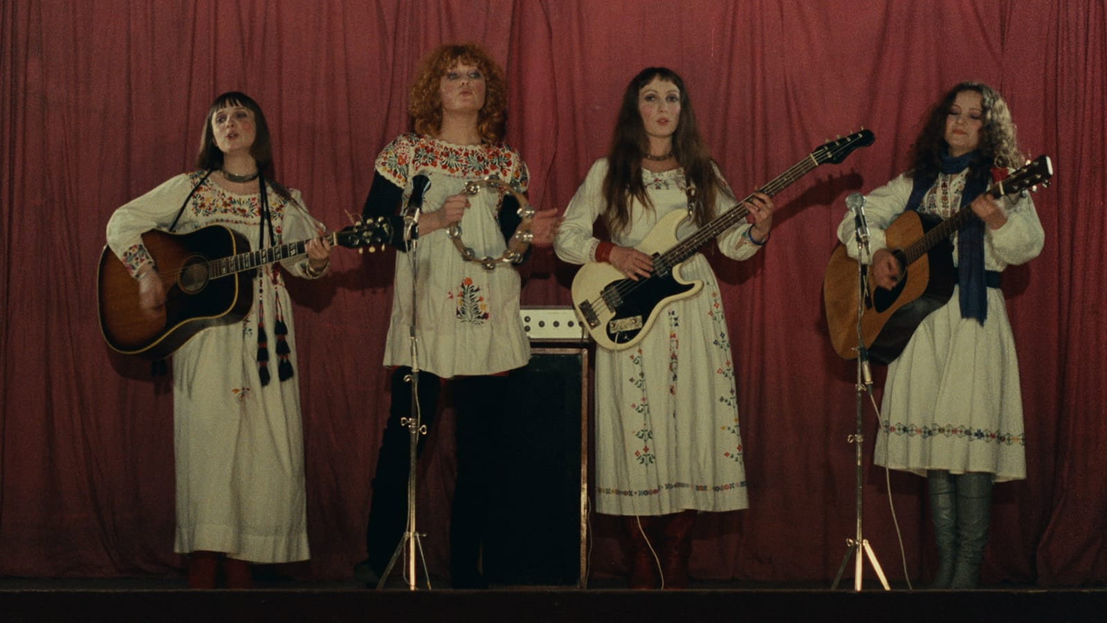 L'une chante, l'autre pas scene photo