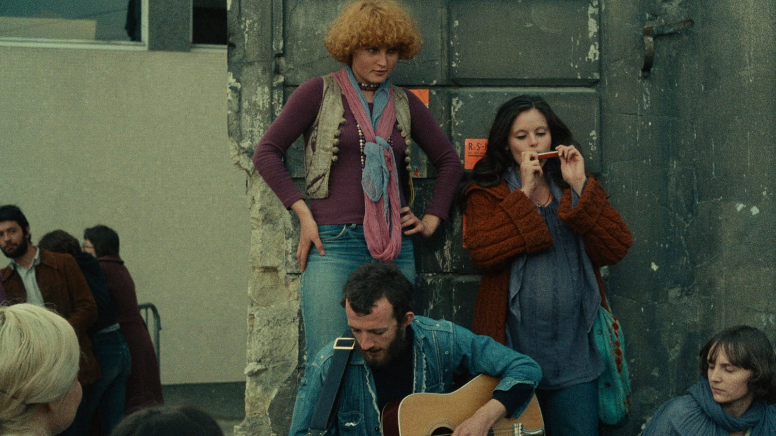L'une chante, l'autre pas scene photo