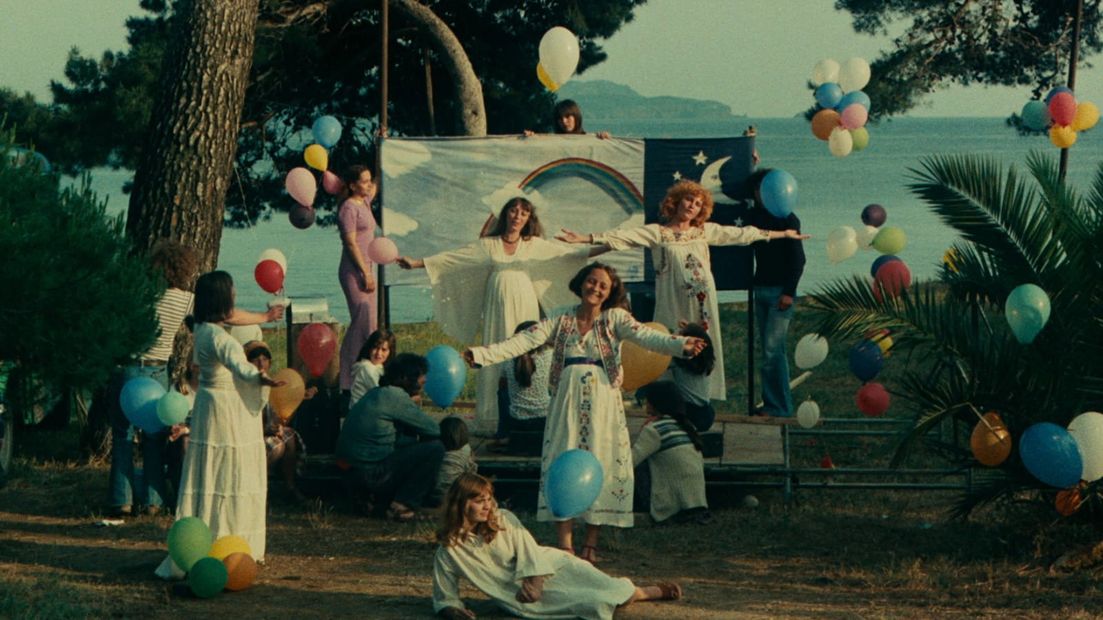 L'une chante, l'autre pas scene photo