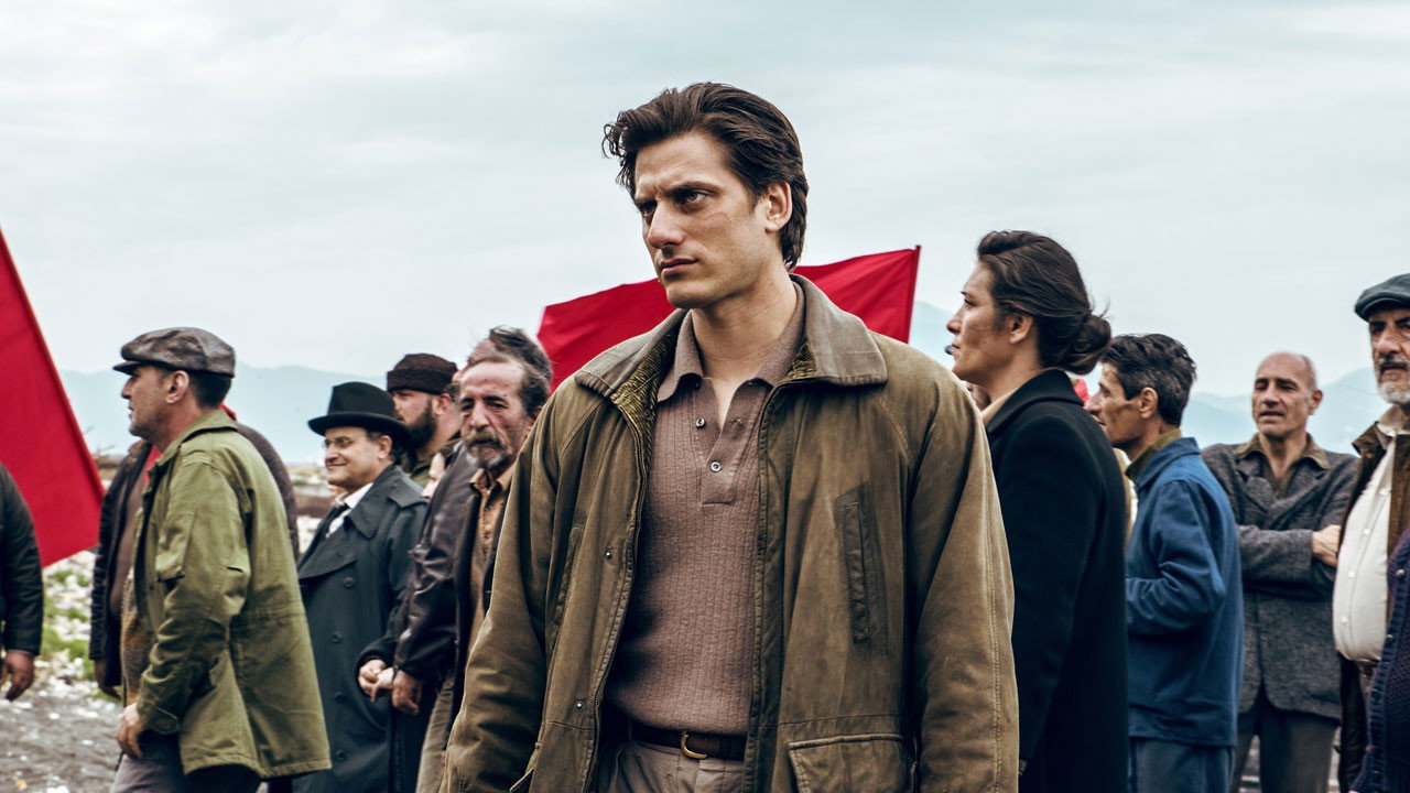 Martin Eden scene photo