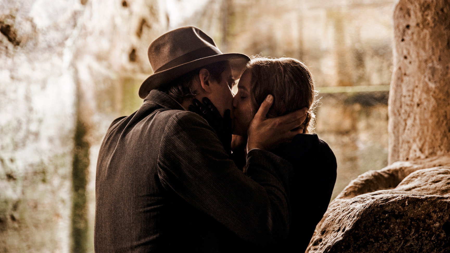 Martin Eden scene photo