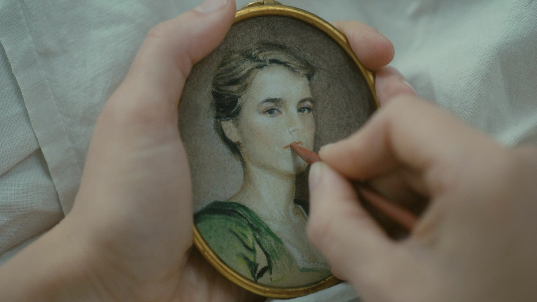 Portrait de la jeune fille en feu scene photo