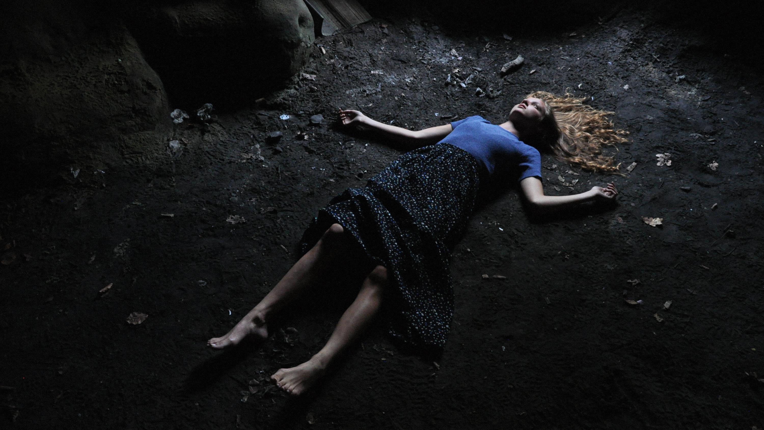 Sarah joue un loup garou scene photo