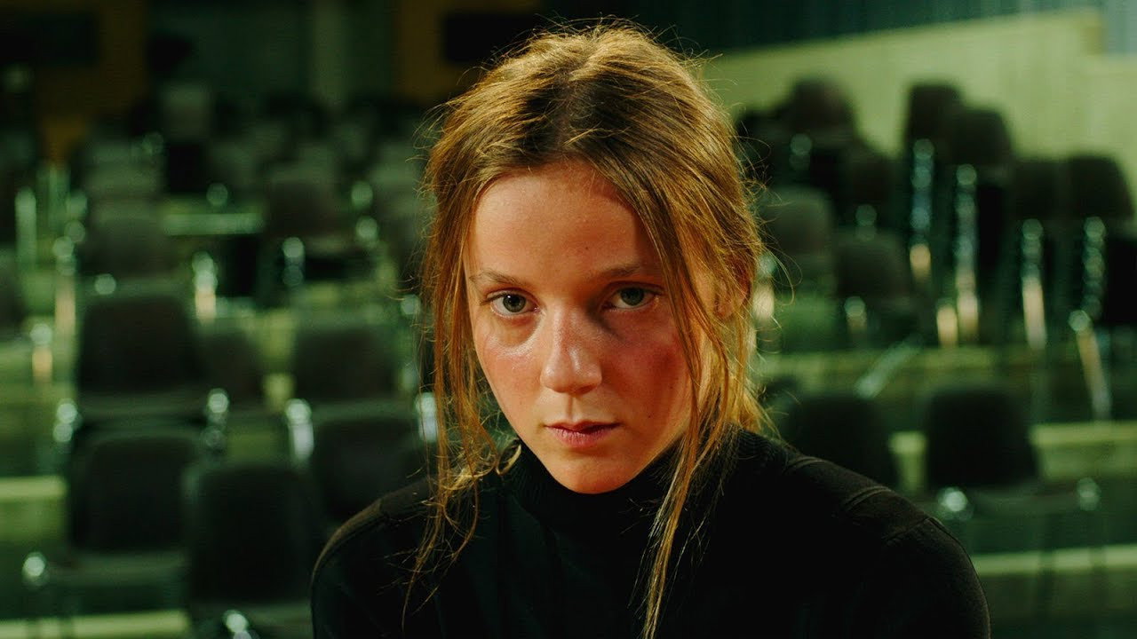 Sarah joue un loup garou scene photo