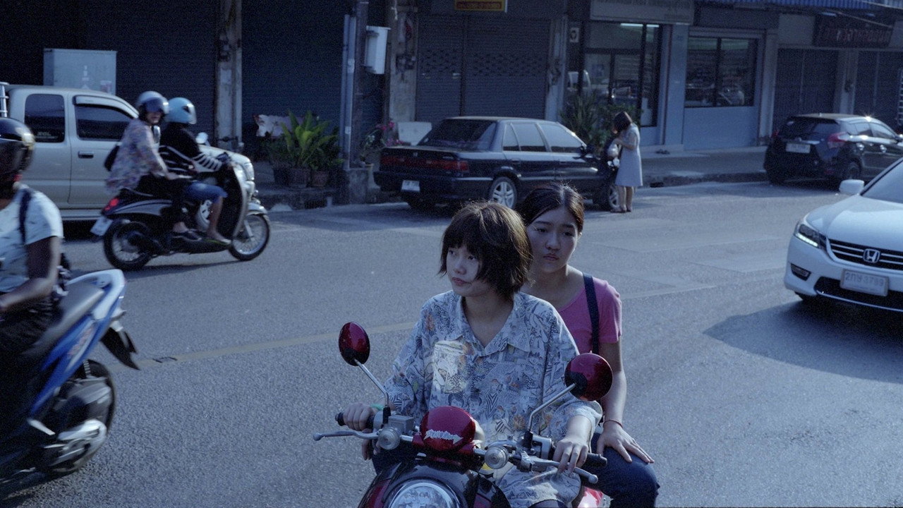 Thee trong nan me chan rue plao scene photo